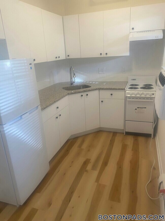 Building Photo - 2018 Commonwealth Ave