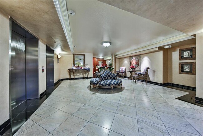 Photo - 1005 S Shepherd Dr Unit 210