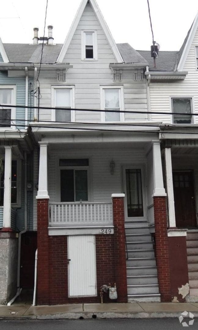 Building Photo - 4 bedroom 1 bathroom Rental
