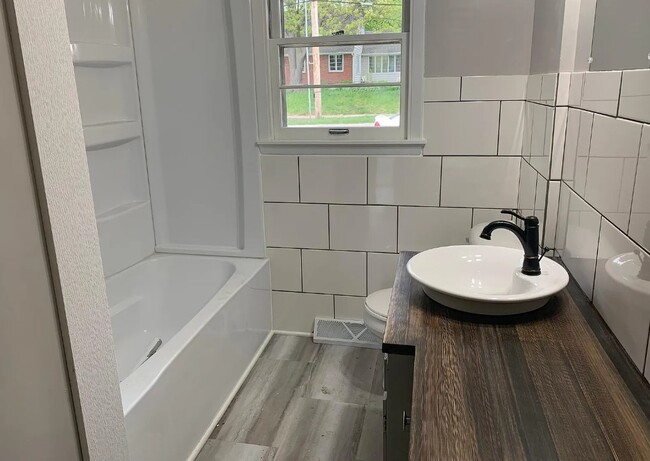 Photo - 1028 W 12th St