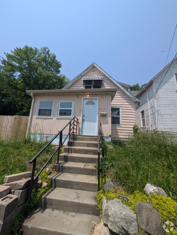 Building Photo - 915 NE Rock Island Ave Rental