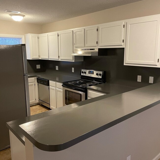 Cedar Rock 3 Bed Kitchen - Apartments on 20th