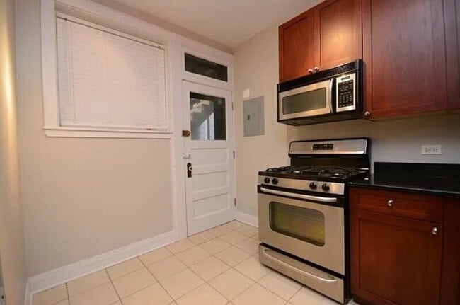 Photo - 536 W Cornelia Ave Unit APT 1S