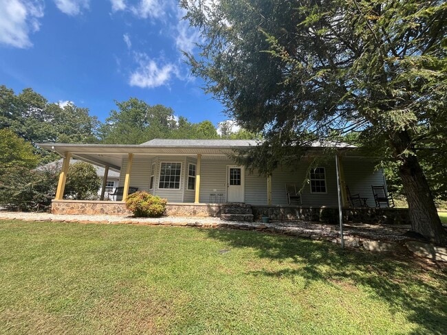 Building Photo - Country Charmer Rental