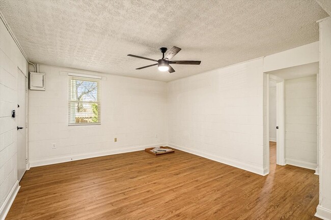Photo - 450 W Franklin St