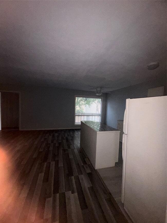 Building Photo - 4626 Bell St Unit 6