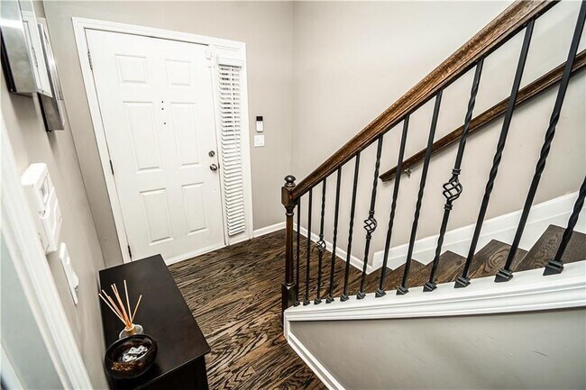 Photo - 738 Province Pl SE