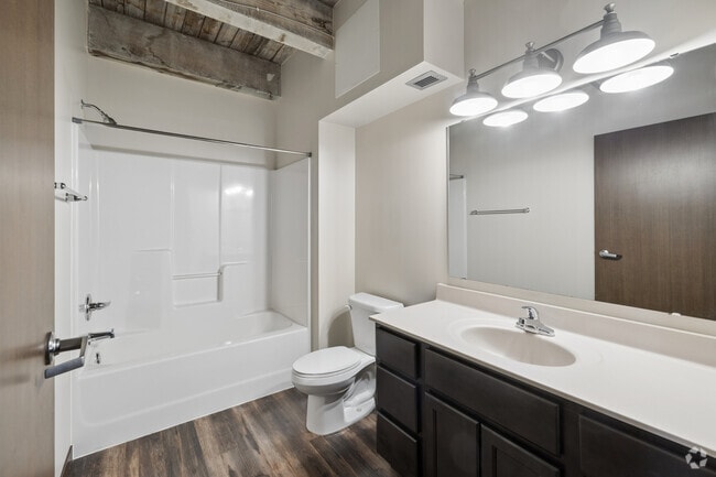 3BR, 2BA - 1,334SF - Second Bathroom