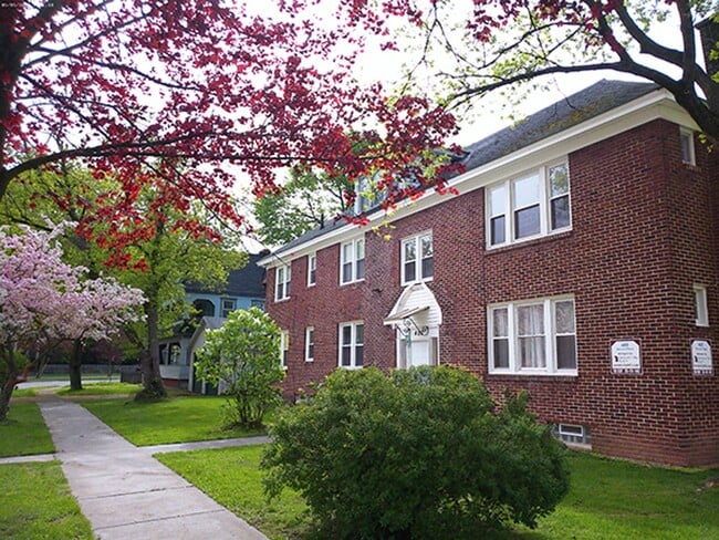 Building Photo - Available 08/01/2026 Newly Renovated Spaci... Unit Harvard 400.1 Rental