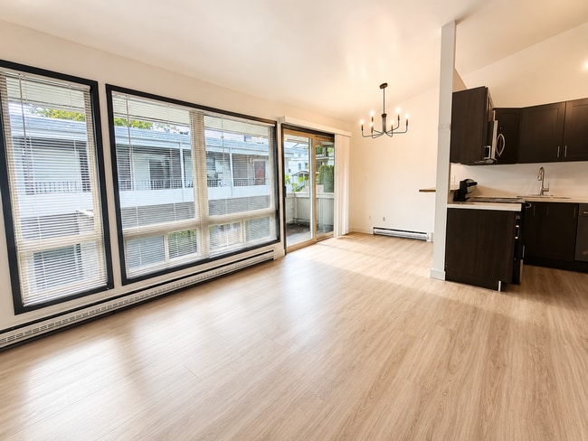 Building Photo - Bright 1 Bed / 1 Bath Apartment for Rent in North Seattle Private Balcony, Near Green Lake & Nort... Unit 16