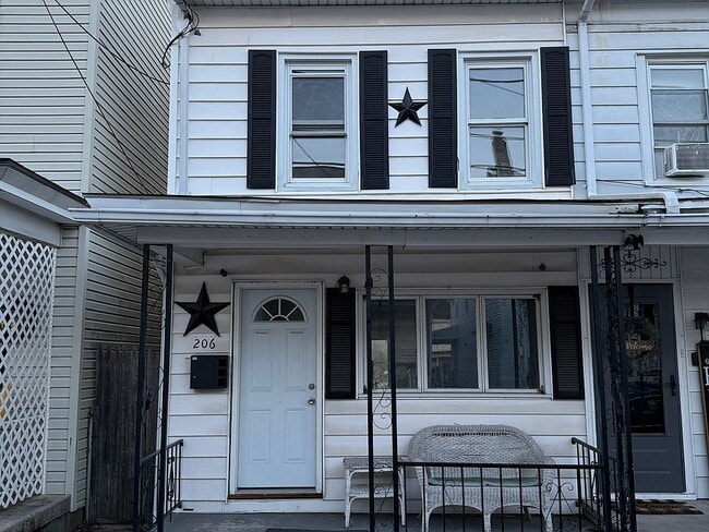 Building Photo - Practical and Move-In Ready