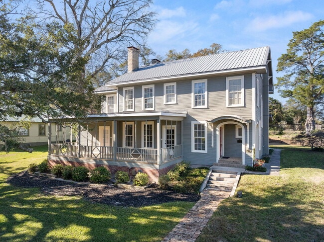 Photo - Enchanting 4-bedroom, 3-bathroom historical home