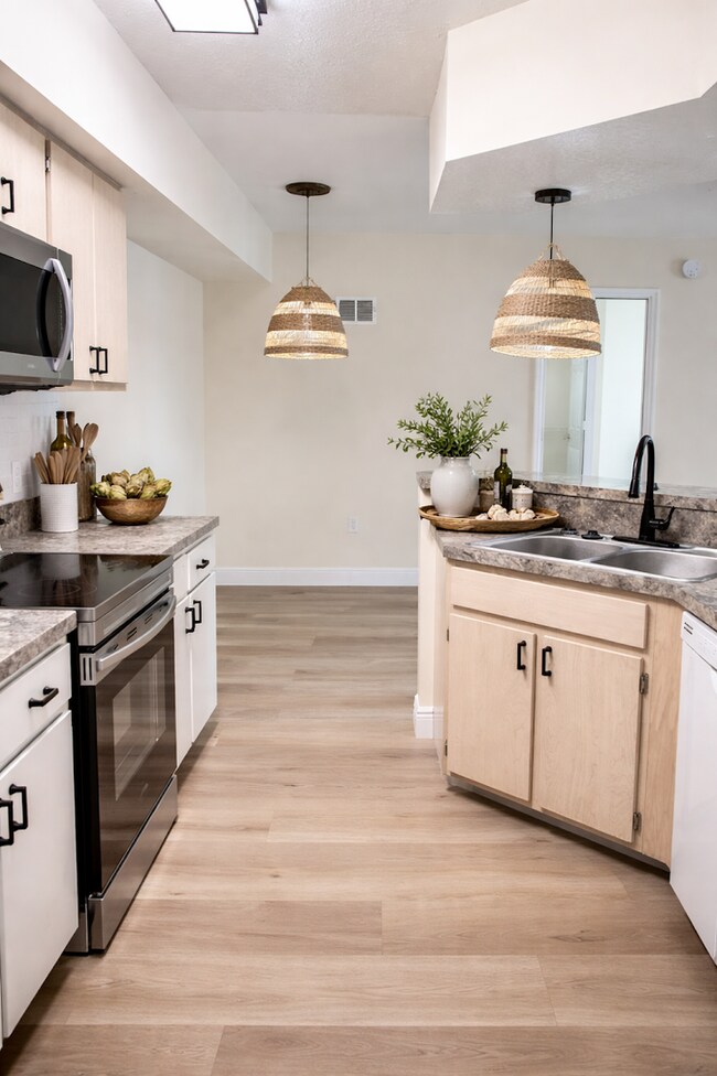 Photo - For Rent Beautiful  2/2 First Floor Condo at the Crest close to UCF and Valencia College !!! Unit 713