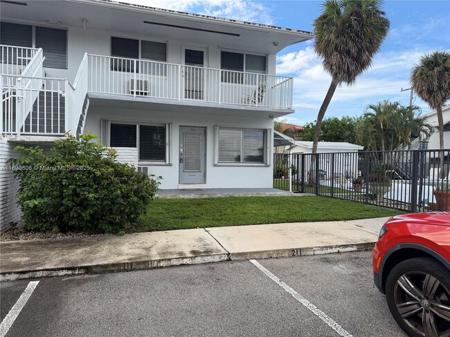 Building Photo - 2020 NE 51st Ct Unit 111