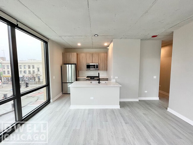 Building Photo - 4649 N Broadway St Rental