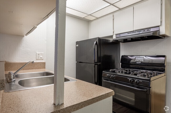 Studio, 1BA - 388 SF