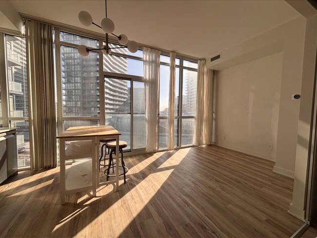 Building Photo - 169 Fort York Blvd Unit 818