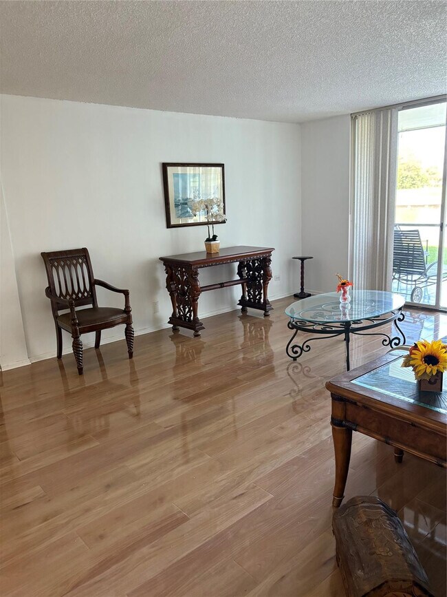 Photo - 3750 Inverrary Dr Unidad 1W