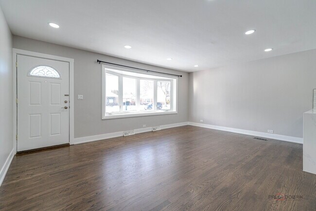 Living room/front entry - 119 S Pine St