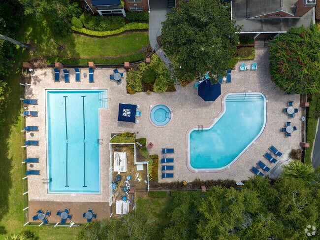 Pool - Enclave at Lake Underhill Apartments