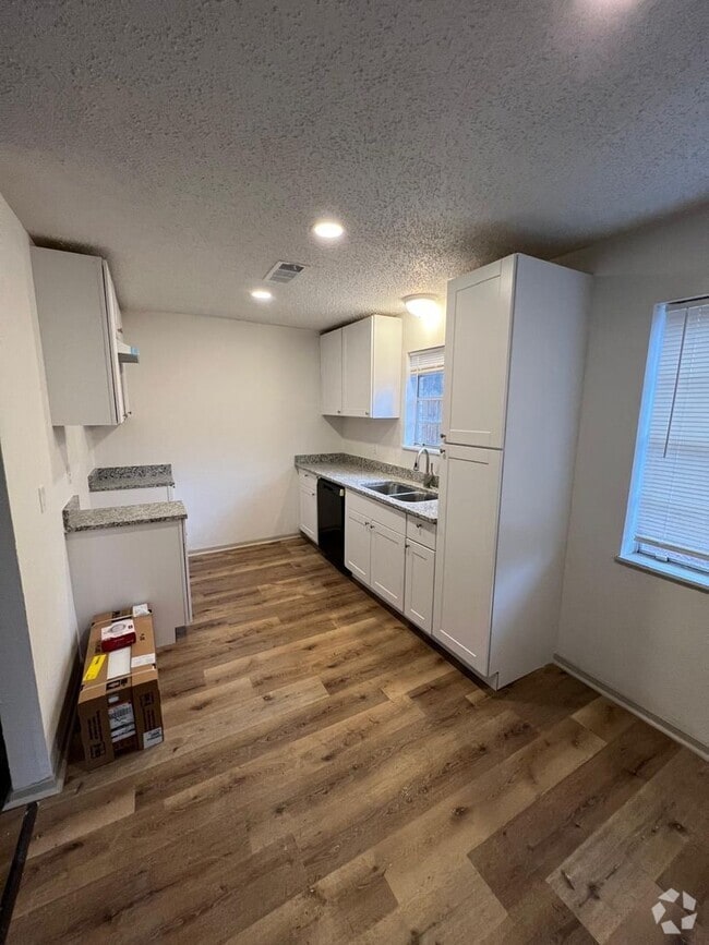 Building Photo - 607 Waggoner St Unit a Rental
