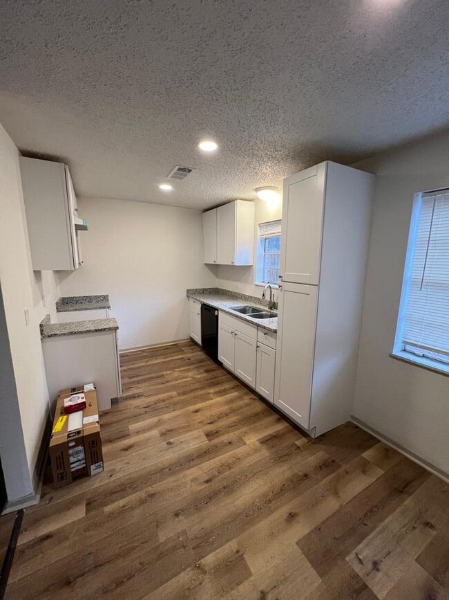 Photo - 607 Waggoner St Apartment Unit a
