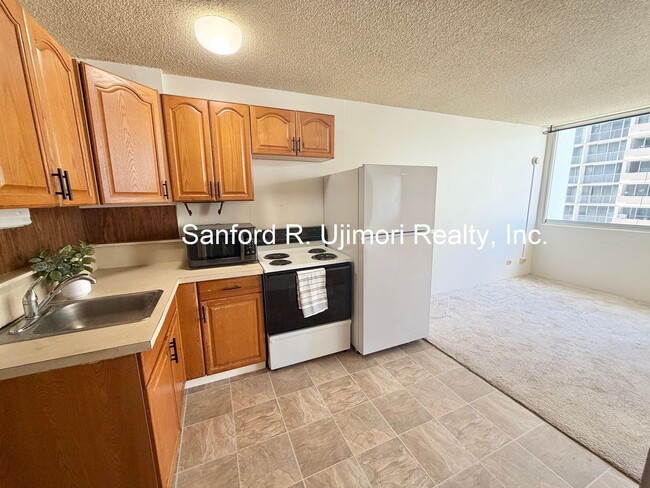 Building Photo - 1560 Kanunu St Unit 1