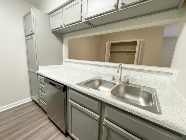 Sommerset-Remodeled-Apt-Kitchen2_web.jpg - Sommerset Apartments