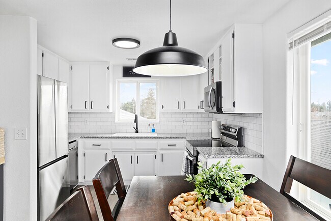 Photo - 221 NE Steiger St