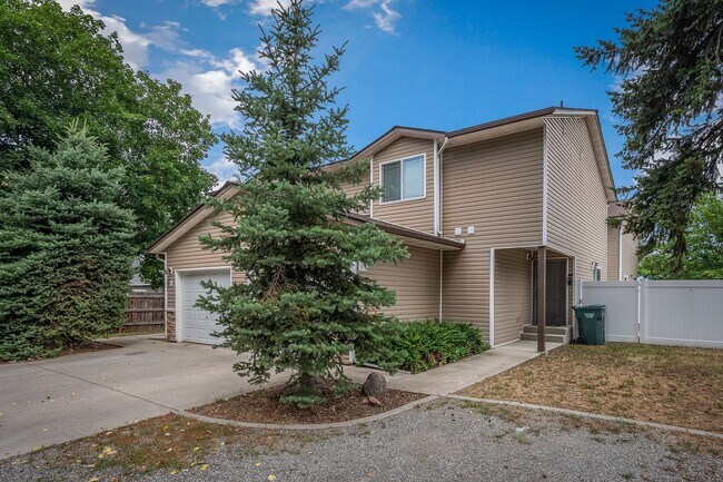 3 bed 2.5 bath duplex with fenced yard - 3 bed 2.5 bath duplex with fenced yard House