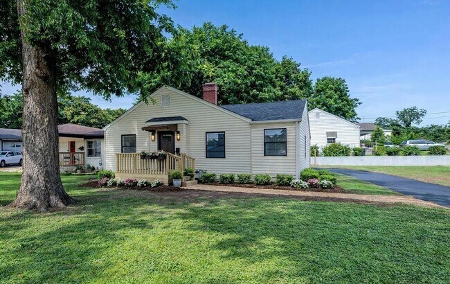 Photo - 741 Center Pl SW