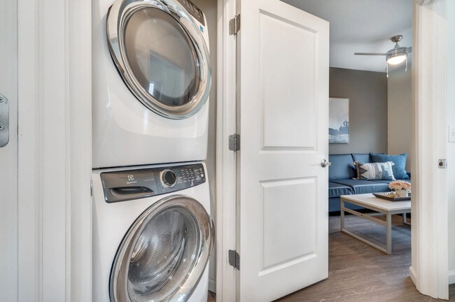 Photo - Muinzer - Close to Campus