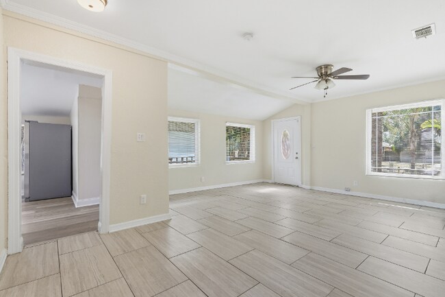 Photo - 1031 James Ave S