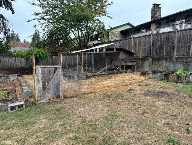 332 Thunderbird Ct SE