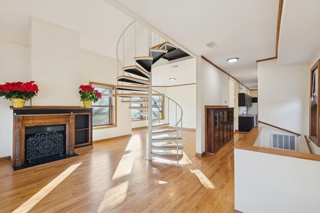 Photo - 5202 N Lakewood Ave Unit 2