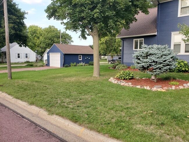 Photo - 502 E 1st St S