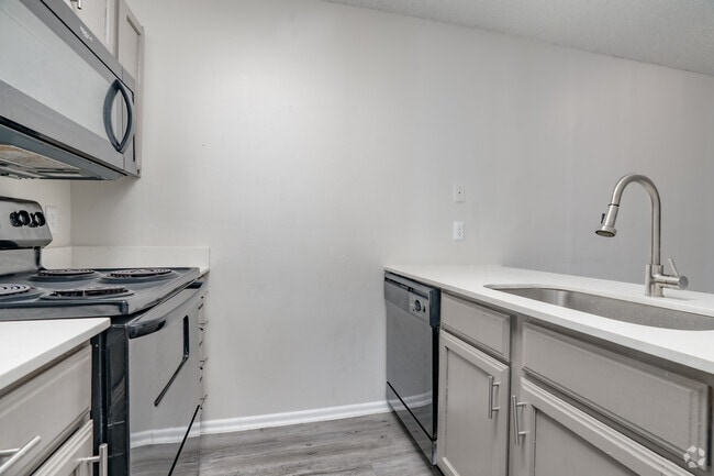 1BR, 1BA - 625SF - Kitchen - Lakeland Apartments