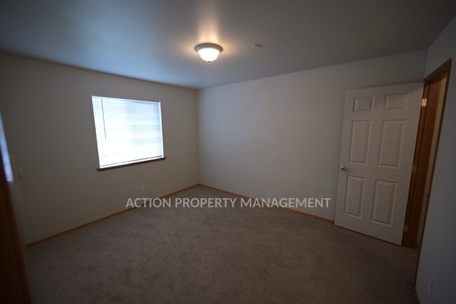 Photo - 2 bed 1 bath, top floor apartment in Port Angeles, close to Peninsula College and the Olympic Nat... Unidad #8