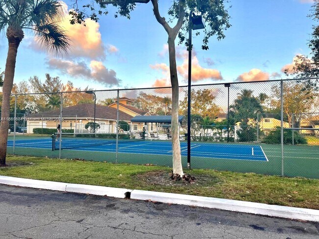 Photo - 200 Palm Cir W Unidad 202 Rental