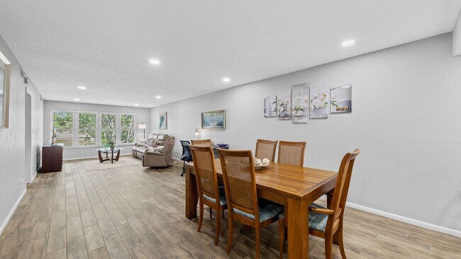Photo - 5 miles from 5th Avenue and Downtown Naples!