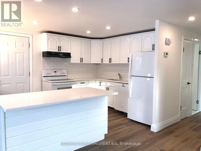 Photo - 697 Downview Crescent