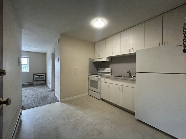 Building Photo - 720 Bennington St Unit 210 Rental