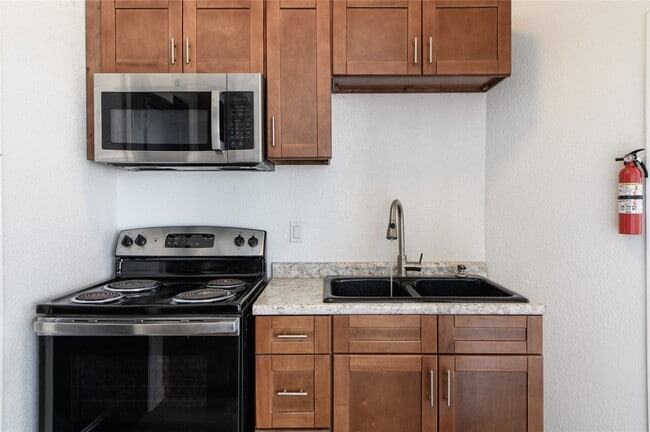 Photo - 4705 Lyons Ave Unidad 1