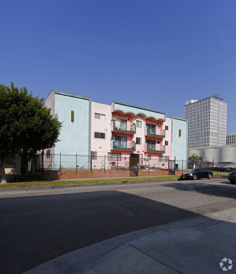 Photo - 701 S Oxford Ave Apartments