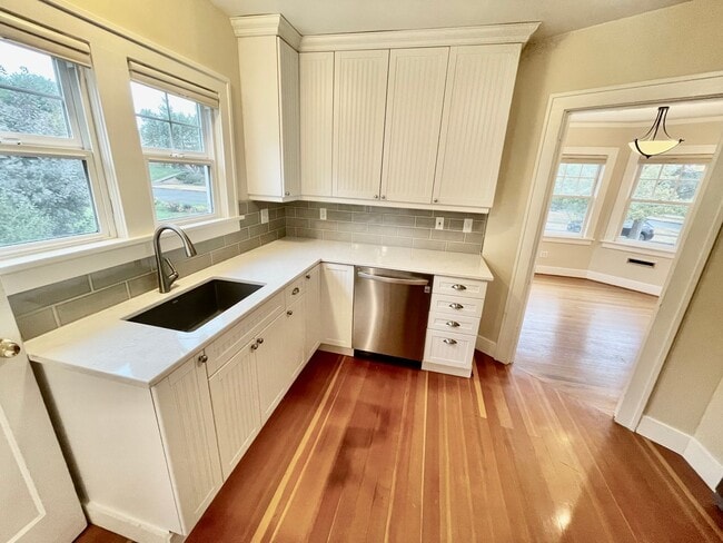 Photo - Rare Find, Large 3bd/2bathroom (w/ Bonus Rooms) House Near Rose City Golf Course