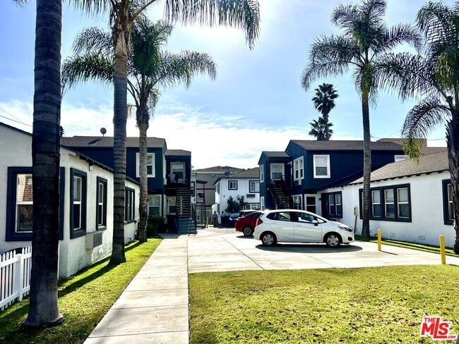 Building Photo - 604 E Chevy Chase Dr Unit D Rental