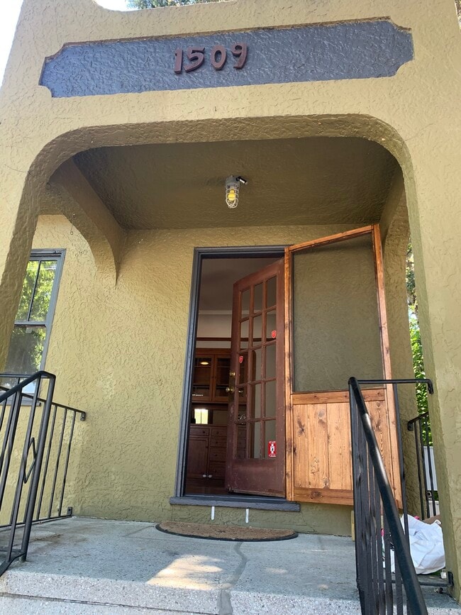 Building Photo - 1509 Estudillo St Unit 1509