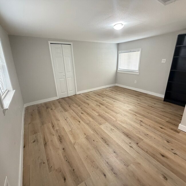 Photo - 6934 Schley St