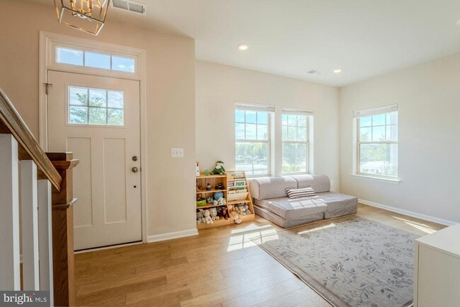Photo - 813 Sawback Sq NE