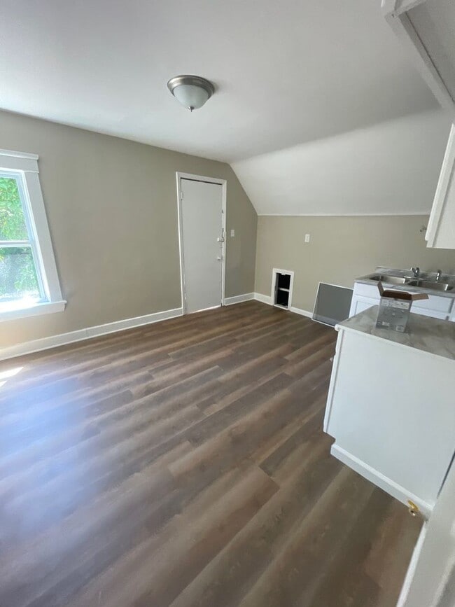 381 E 152nd St Unidad 381 E 152nd St #3, Cleveland, OH 44110